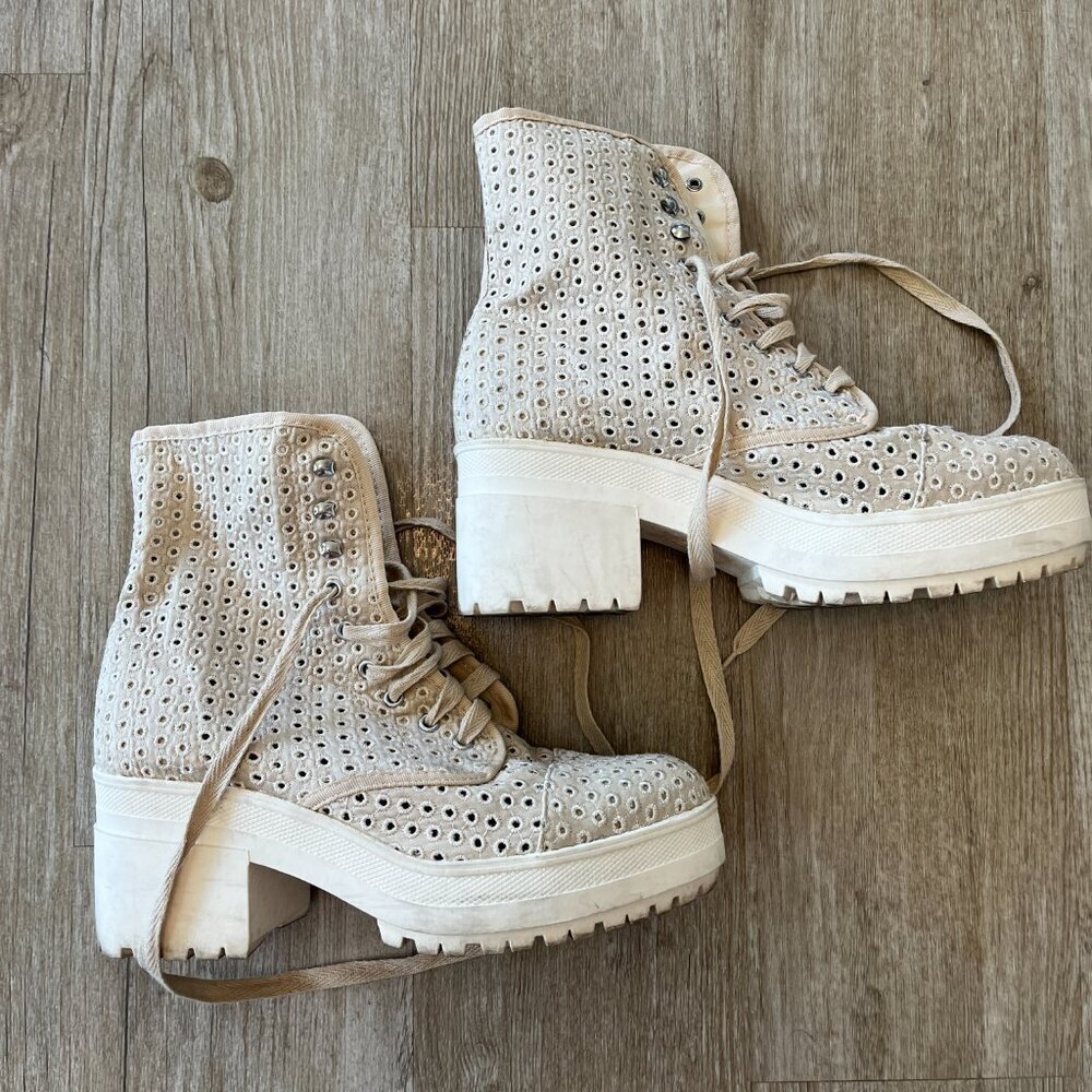 Womens Urban Outfitters Cream Eyelet Boots - 9 - Picture 2 of 8
